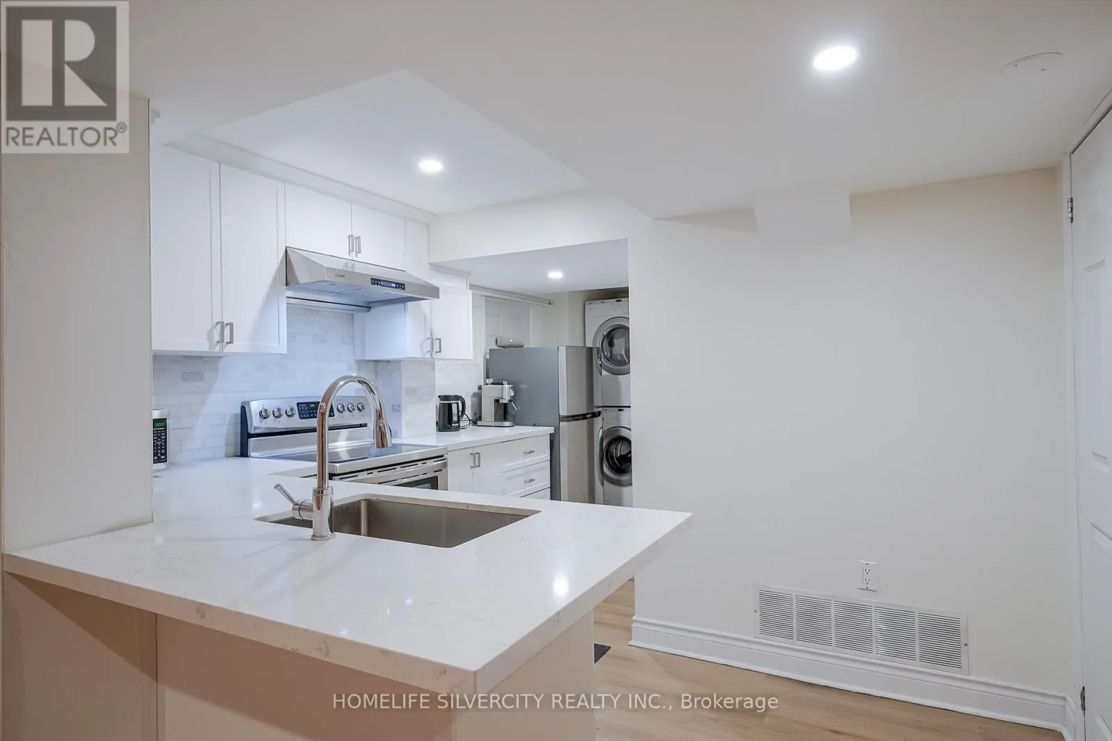 3216 TWIN OAKS CRESCENT