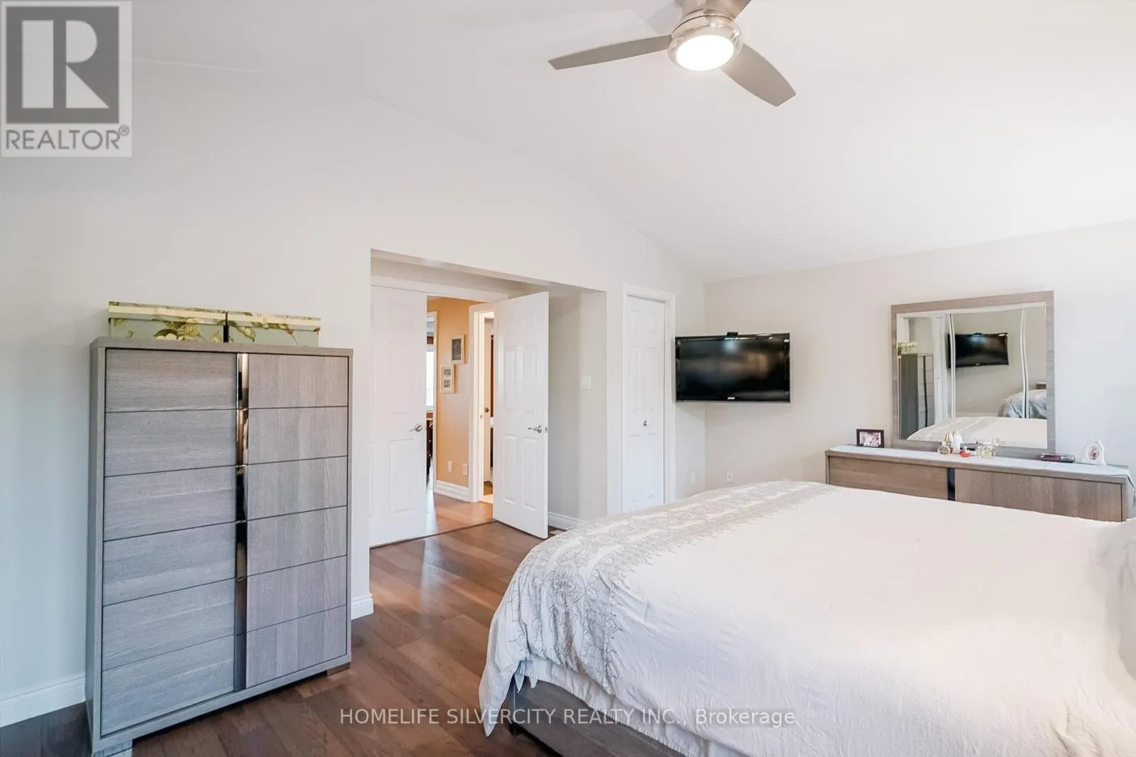 3216 TWIN OAKS CRESCENT