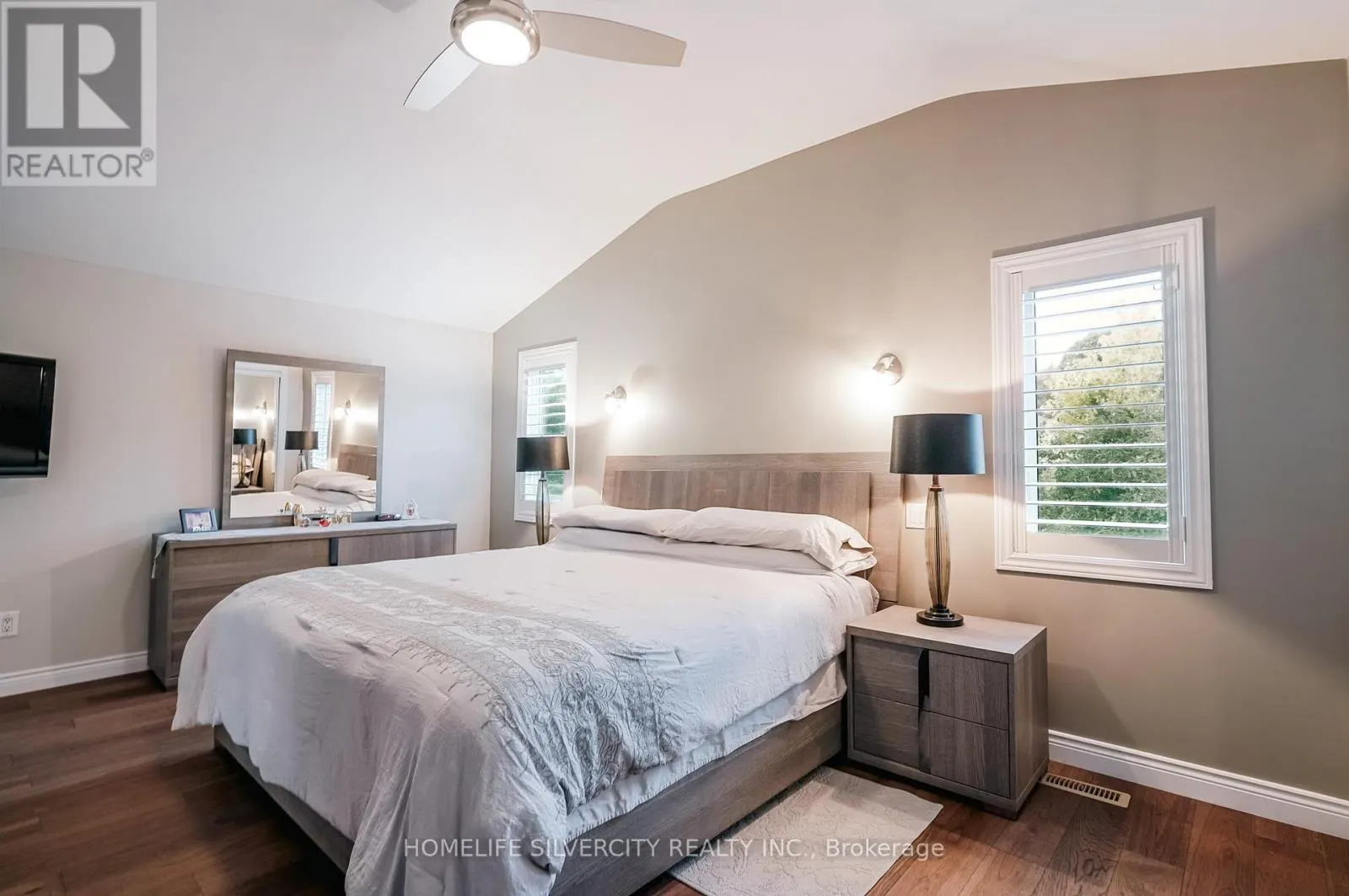 3216 TWIN OAKS CRESCENT