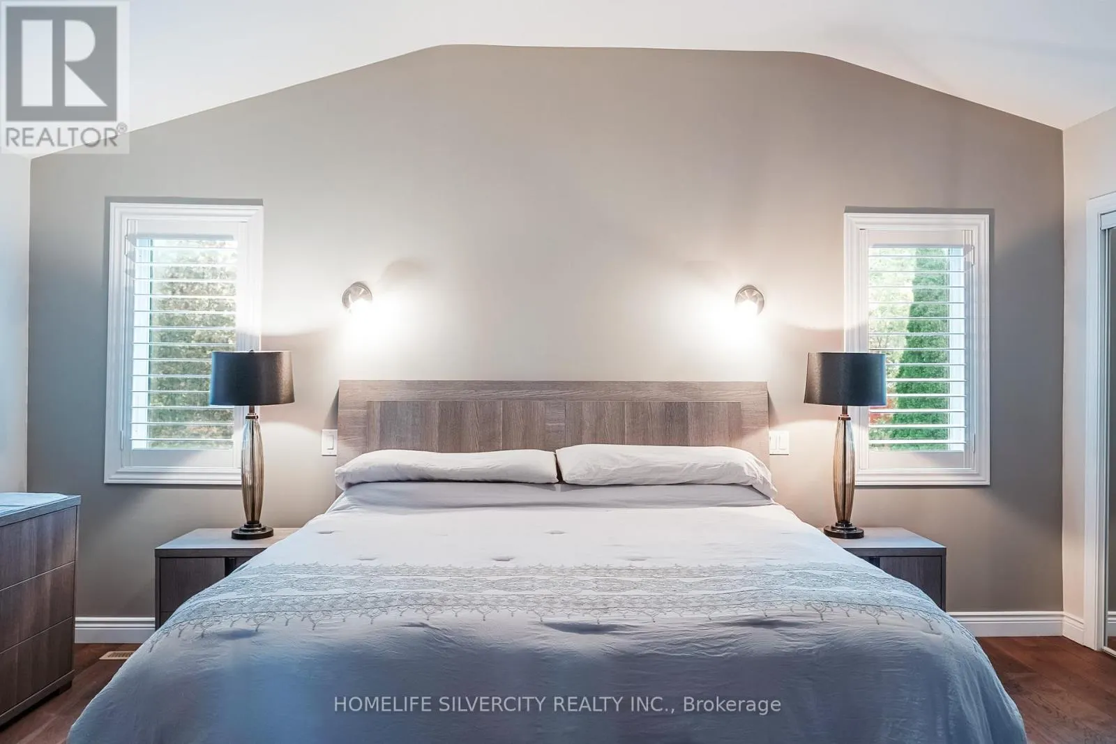 3216 TWIN OAKS CRESCENT