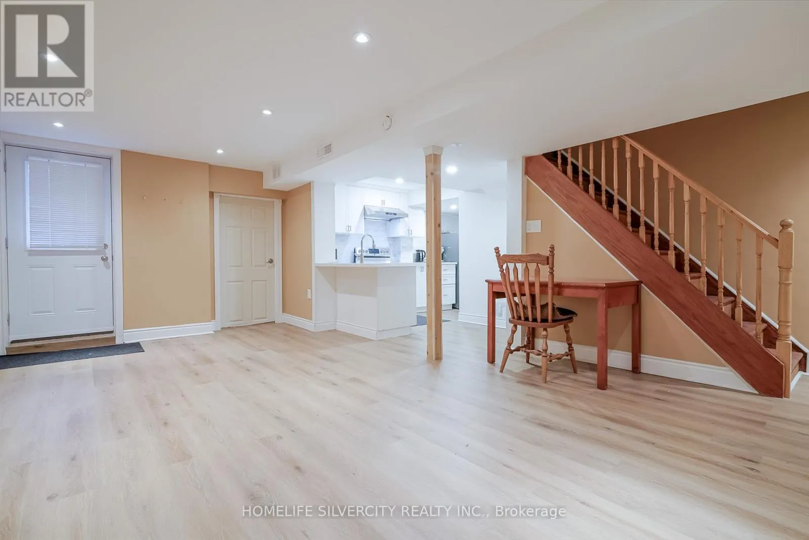 3216 TWIN OAKS CRESCENT