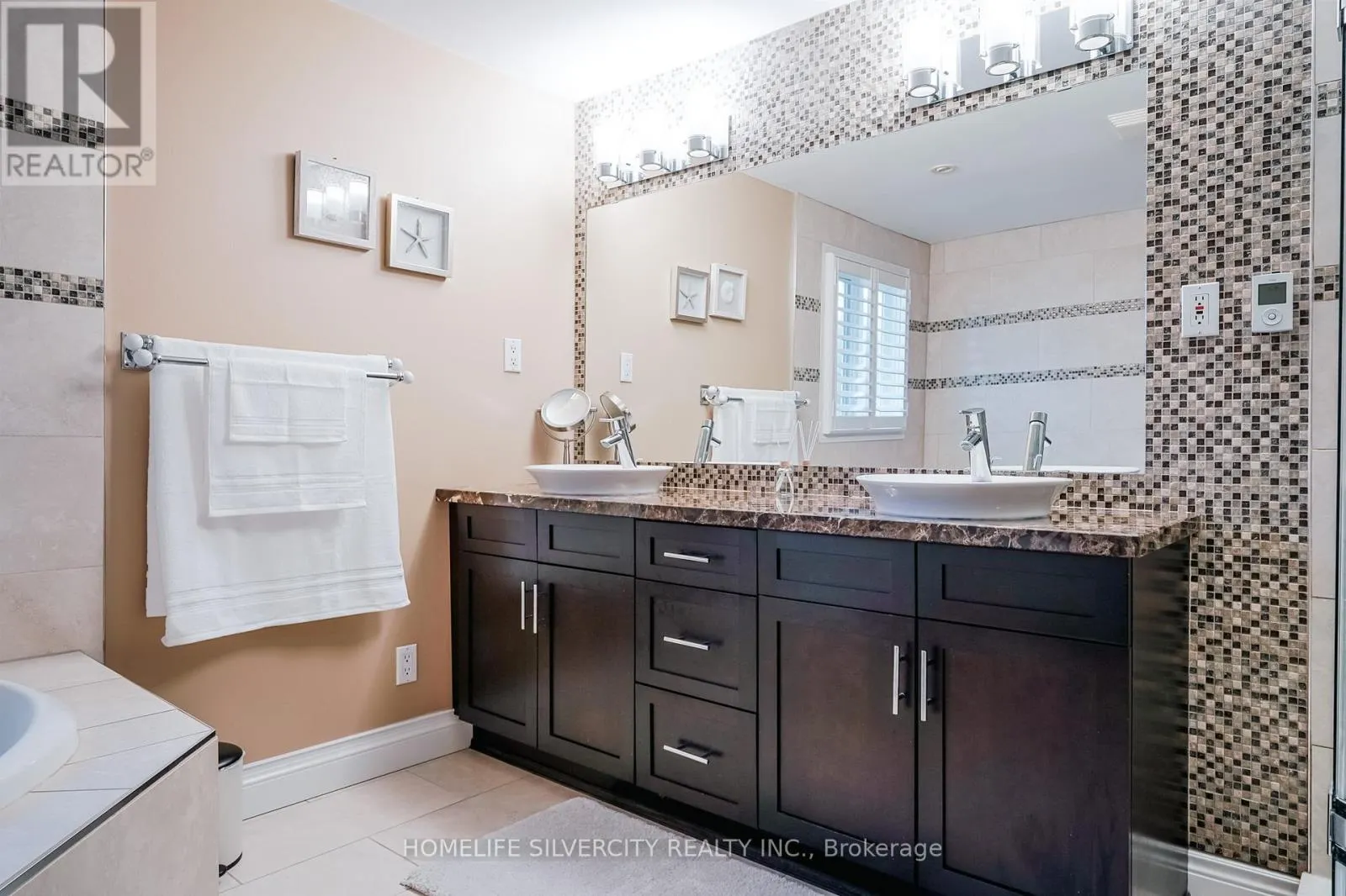 3216 TWIN OAKS CRESCENT