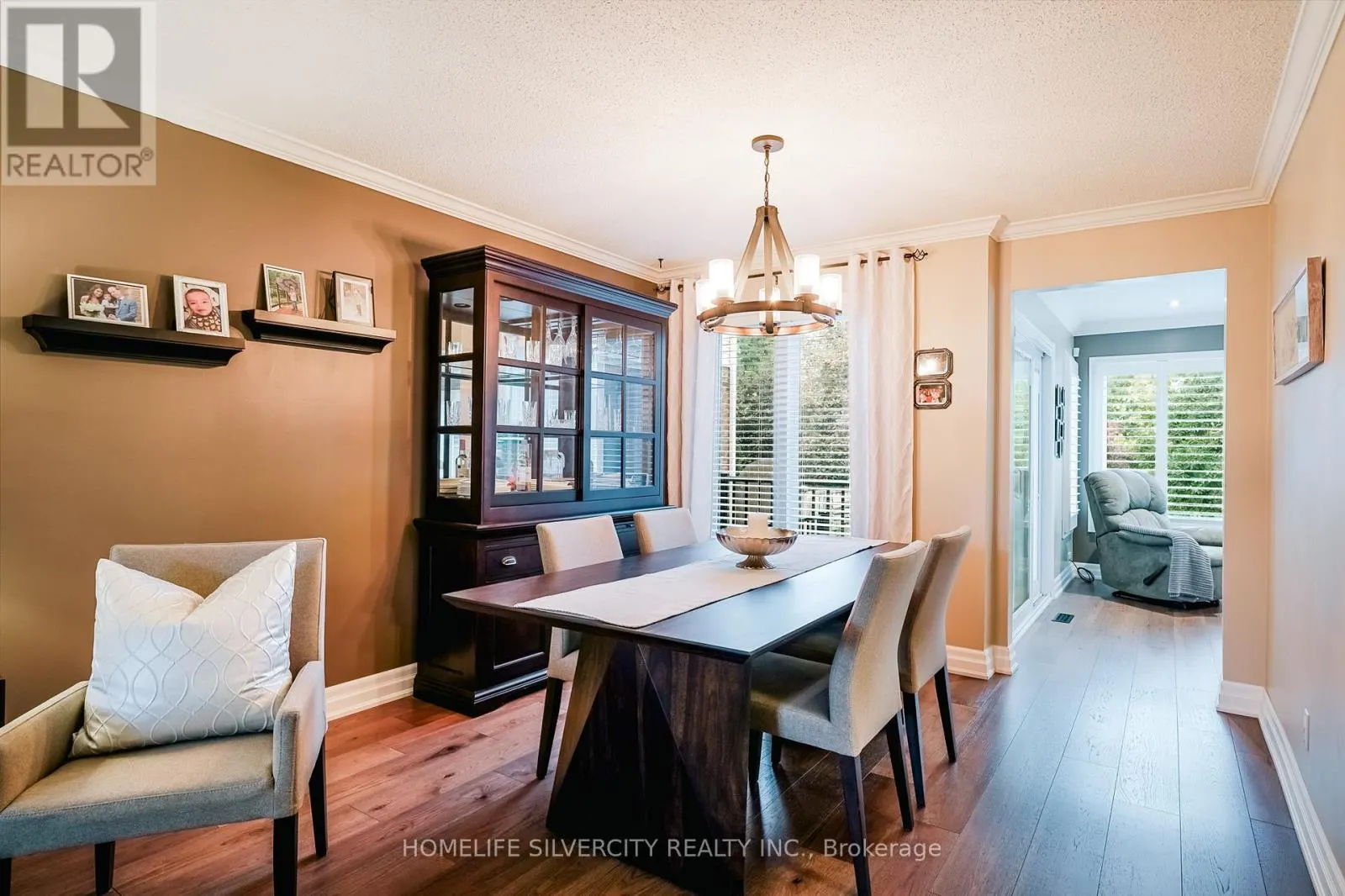 3216 TWIN OAKS CRESCENT