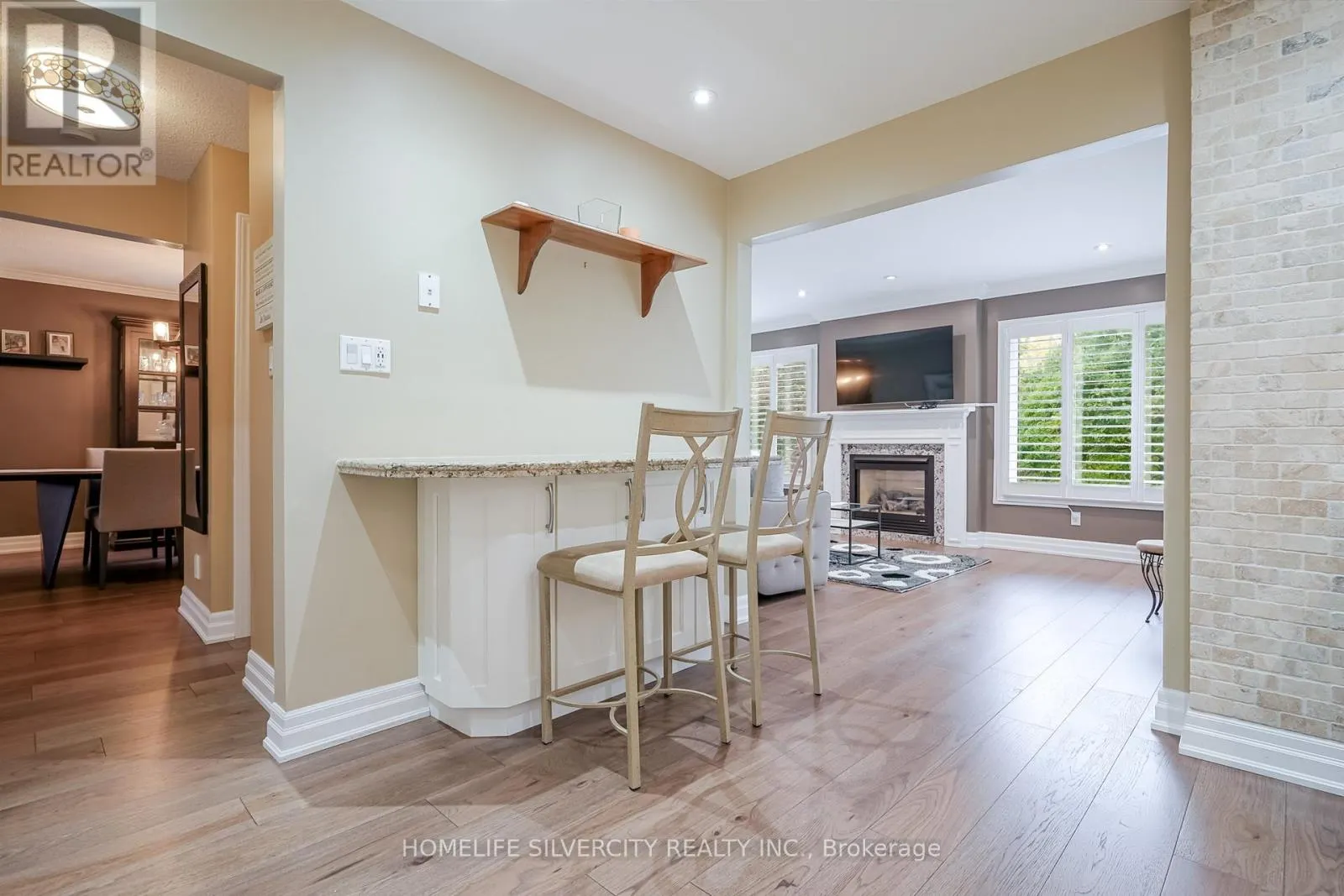 3216 TWIN OAKS CRESCENT