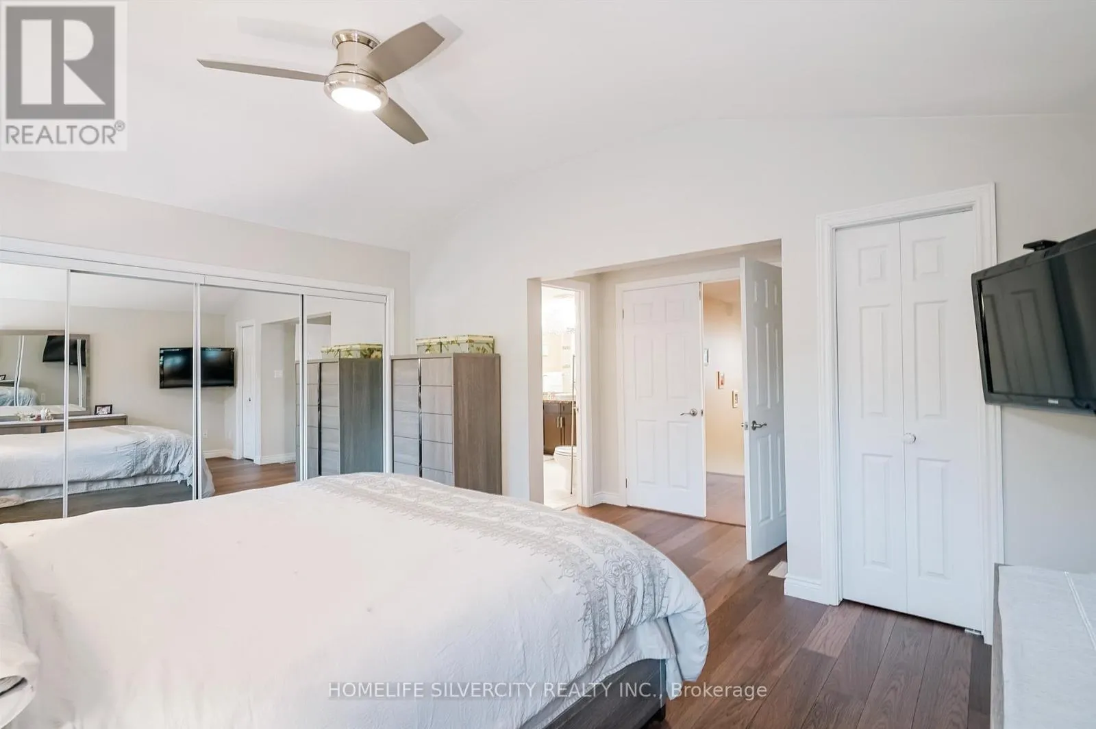 3216 TWIN OAKS CRESCENT