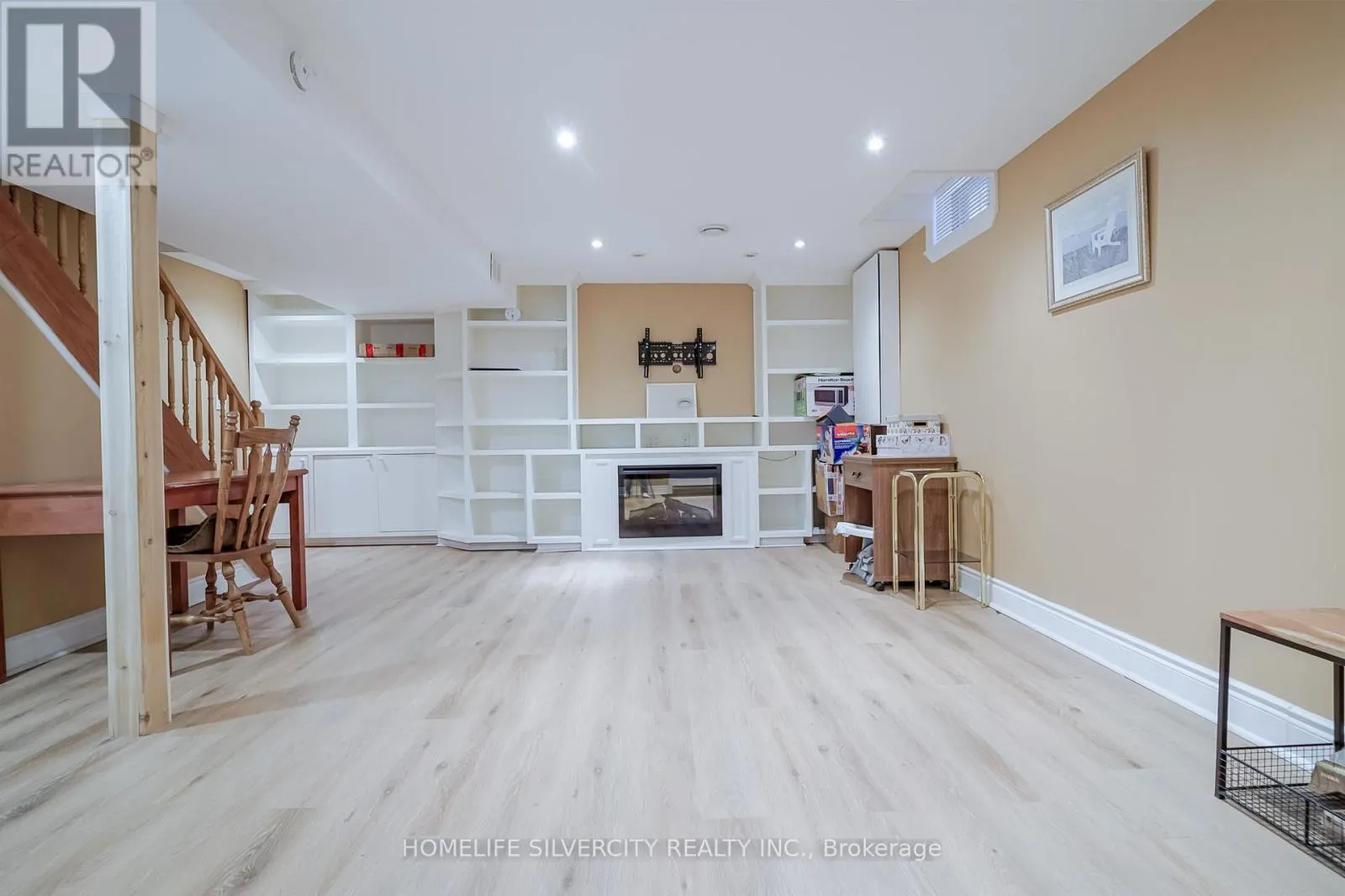 3216 TWIN OAKS CRESCENT