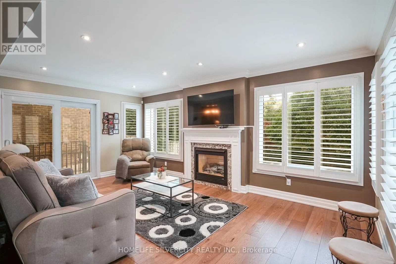 3216 TWIN OAKS CRESCENT