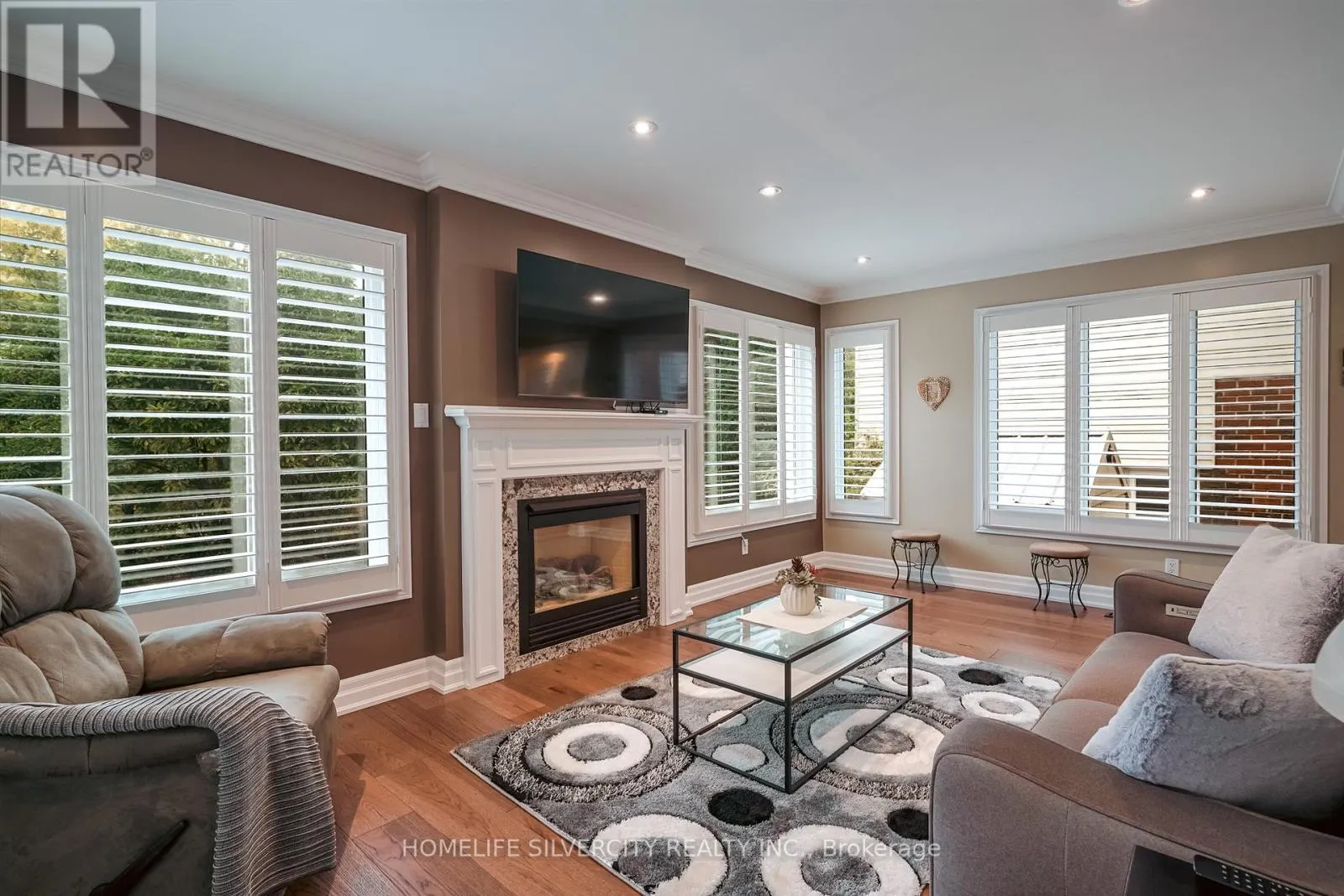 3216 TWIN OAKS CRESCENT