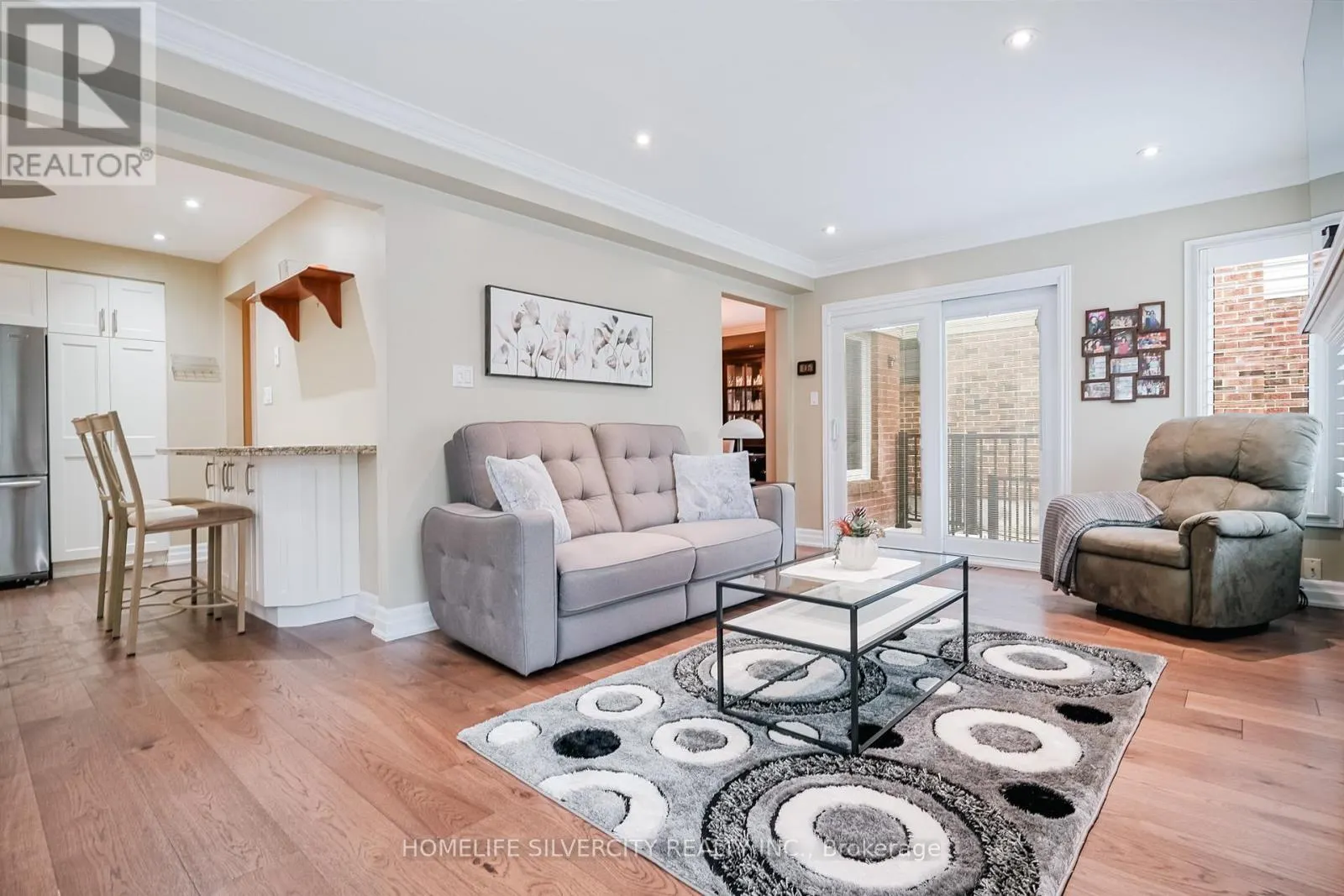 3216 TWIN OAKS CRESCENT