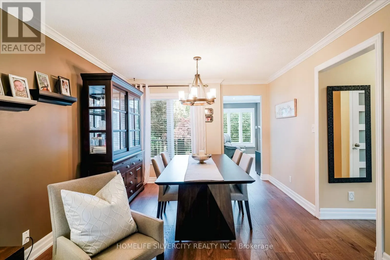 3216 TWIN OAKS CRESCENT