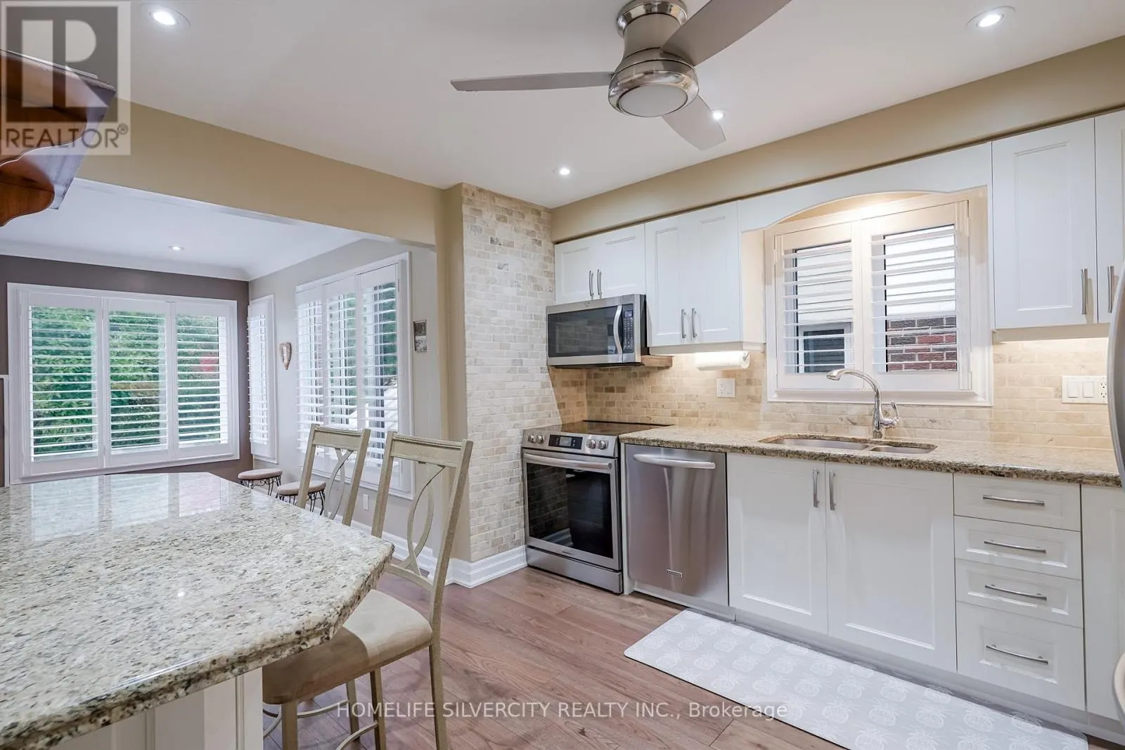 3216 TWIN OAKS CRESCENT