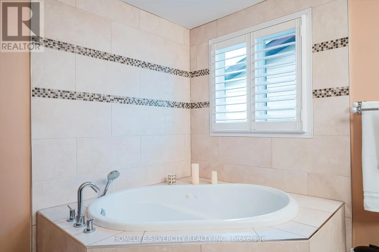 3216 TWIN OAKS CRESCENT