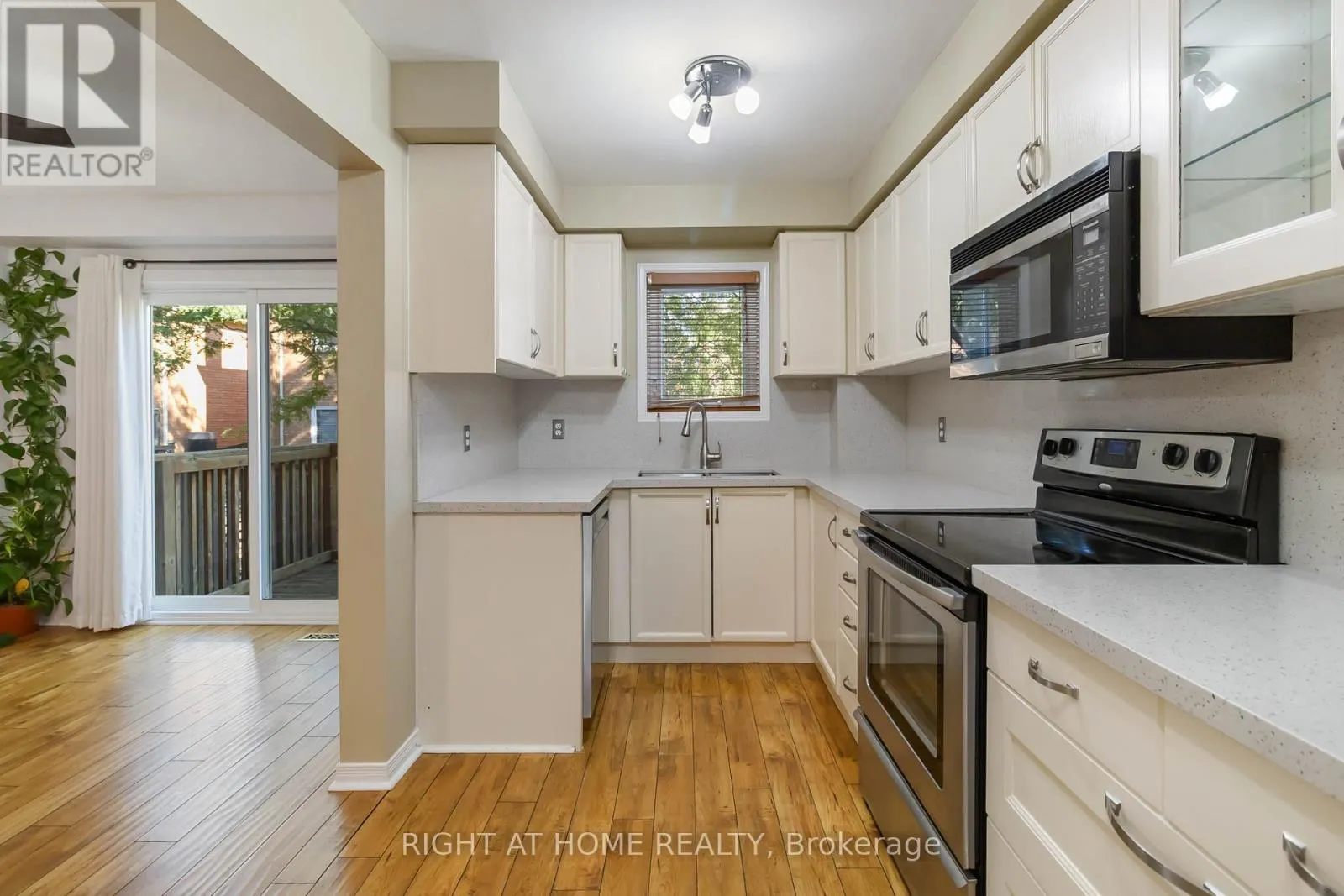 12 - 1520 REEVES GATE