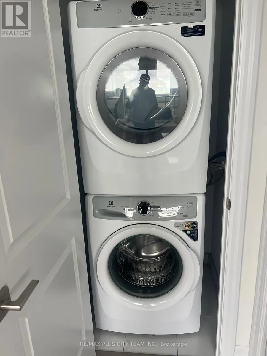 2709 - 36 ELM DRIVE W