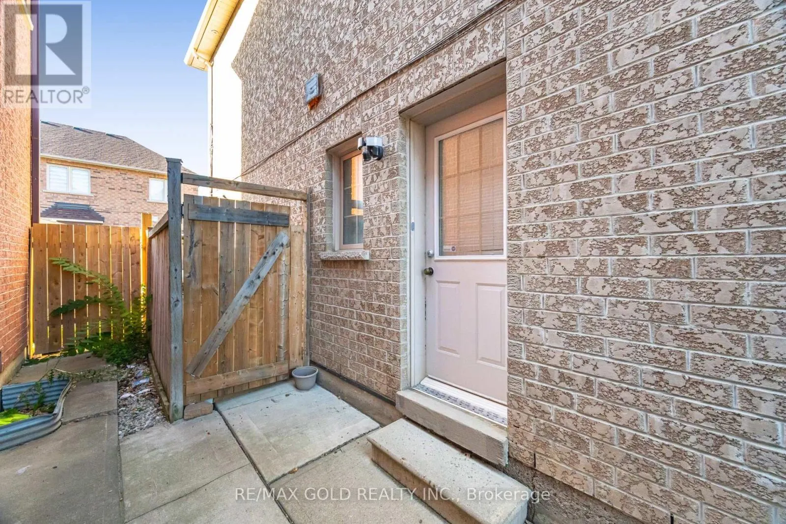 26 FRESHMEADOW STREET