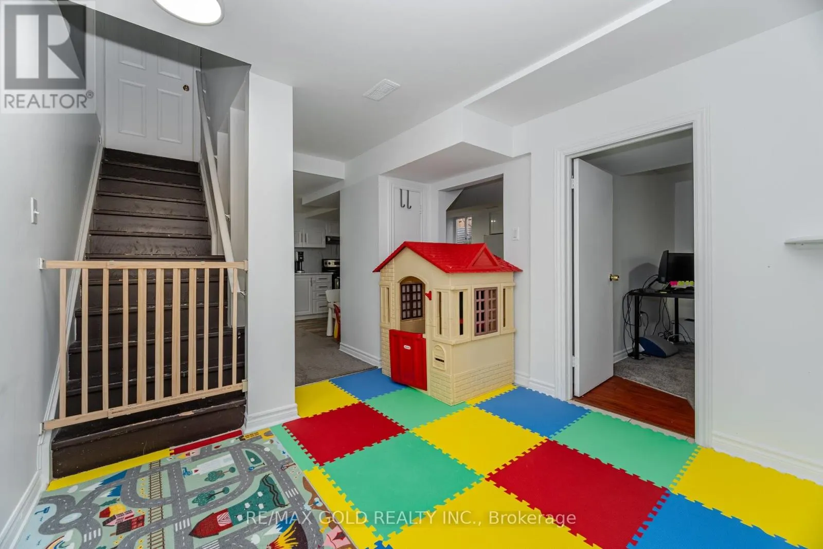 26 FRESHMEADOW STREET