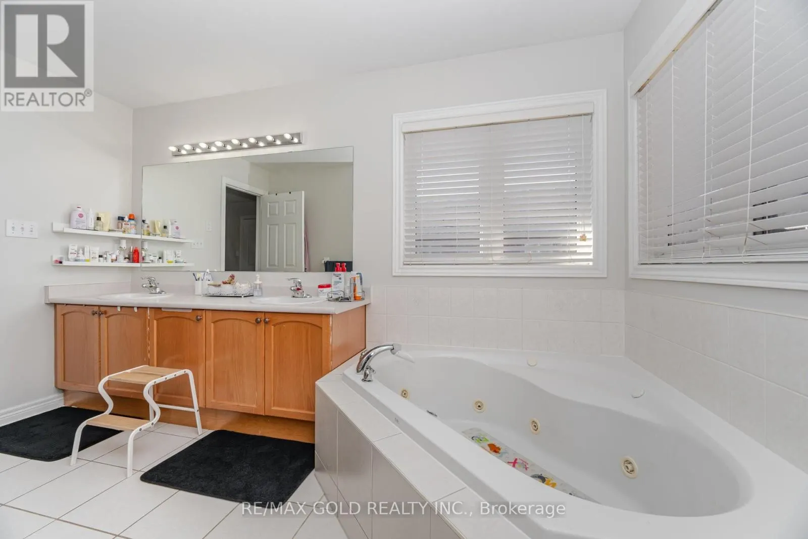 26 FRESHMEADOW STREET