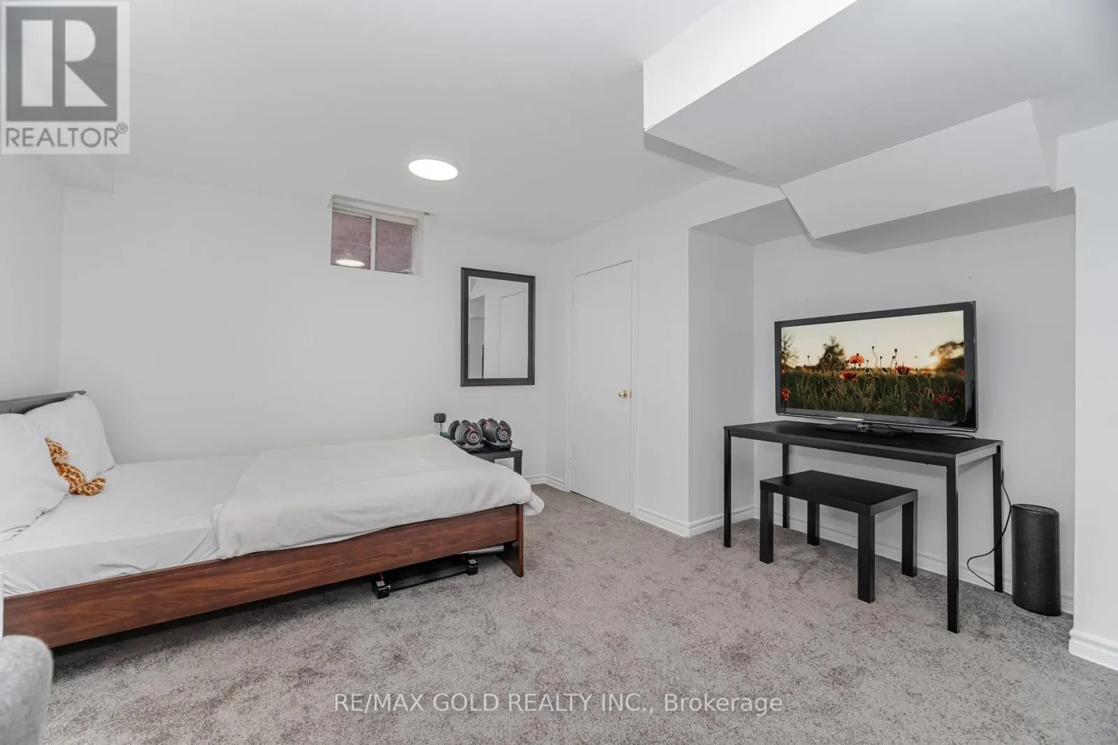 26 FRESHMEADOW STREET