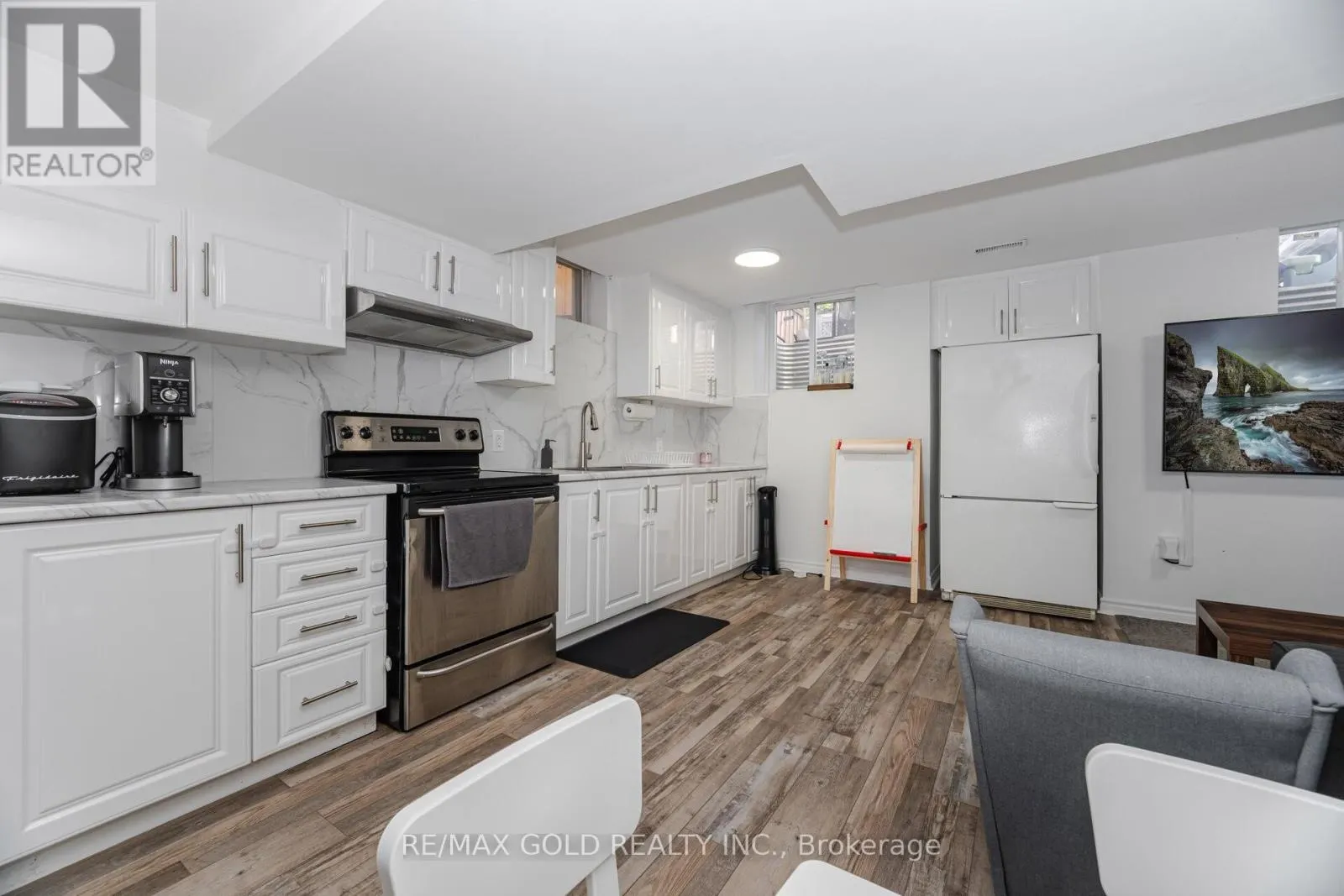 26 FRESHMEADOW STREET