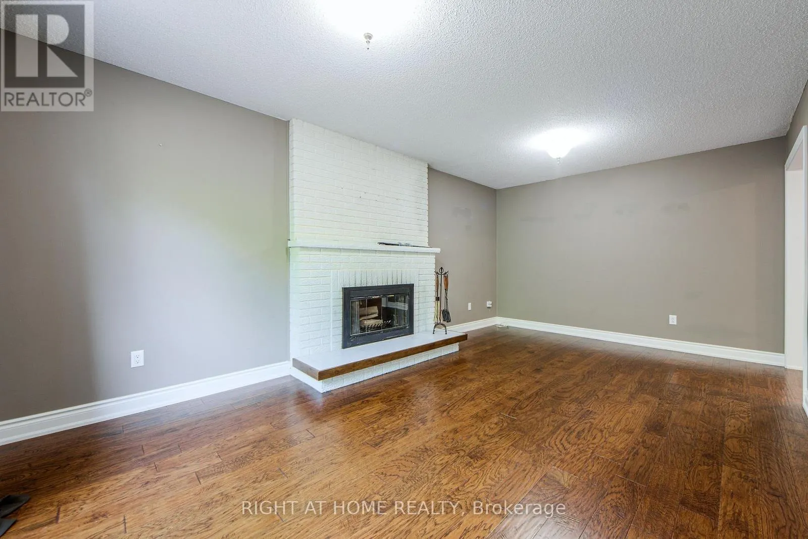 1020 ROXBOROUGH DRIVE