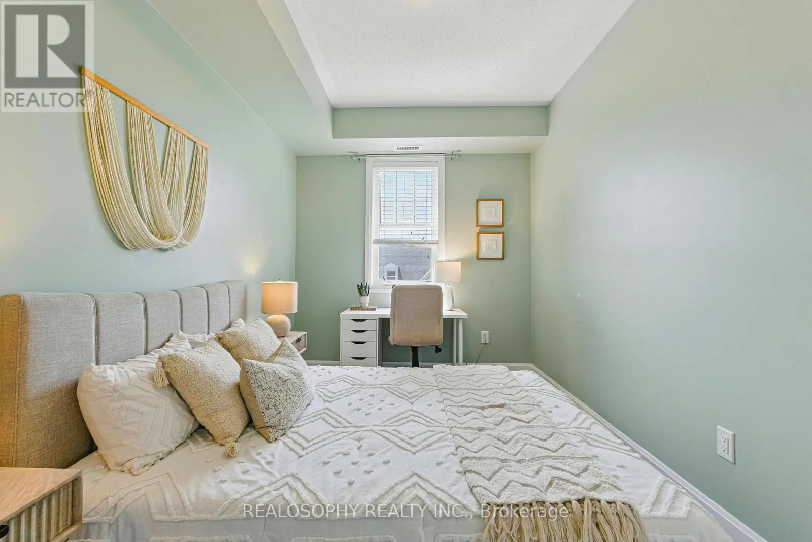 304 - 2333 SAWGRASS DRIVE