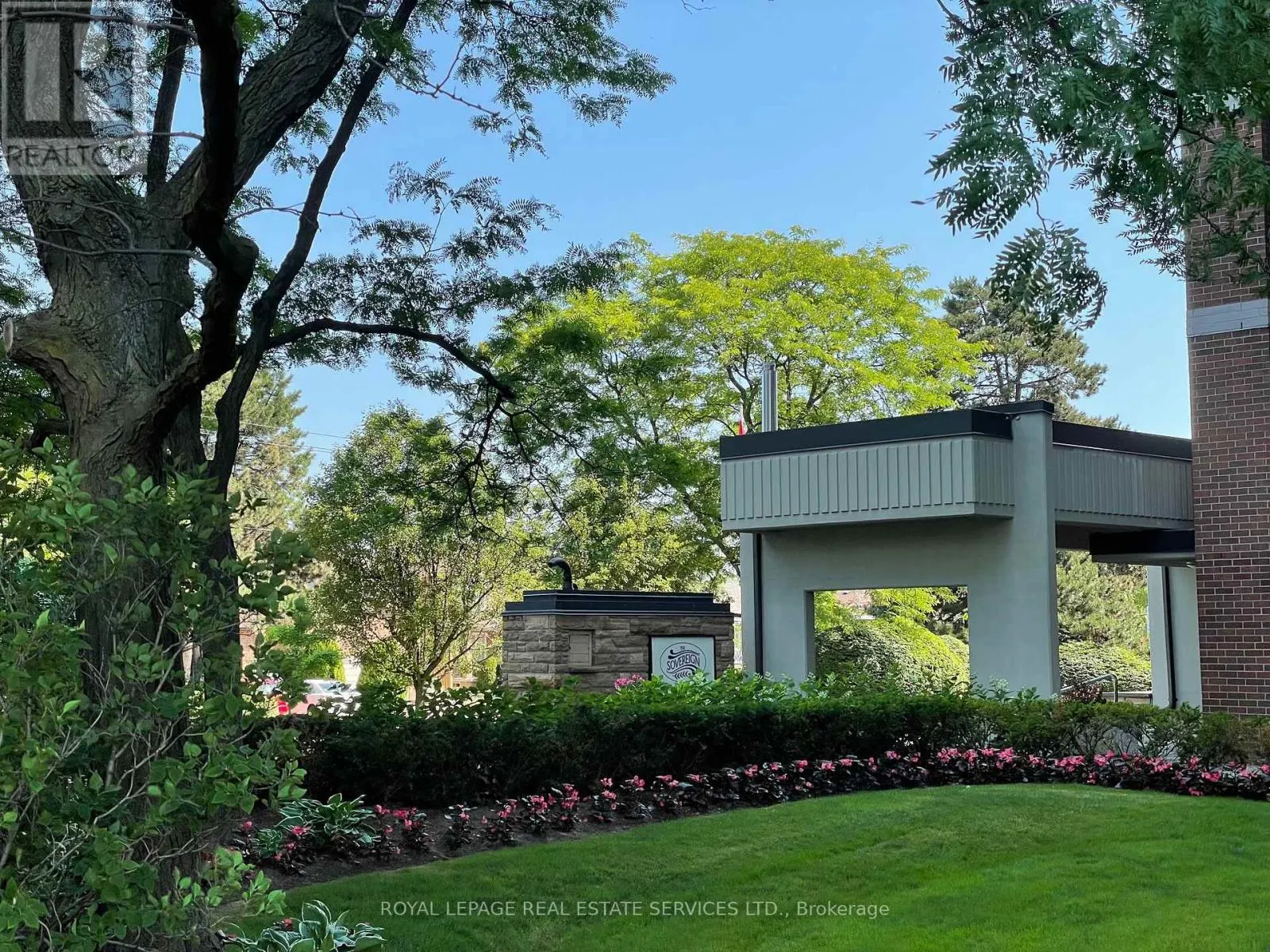 704 - 95 LA ROSE AVENUE