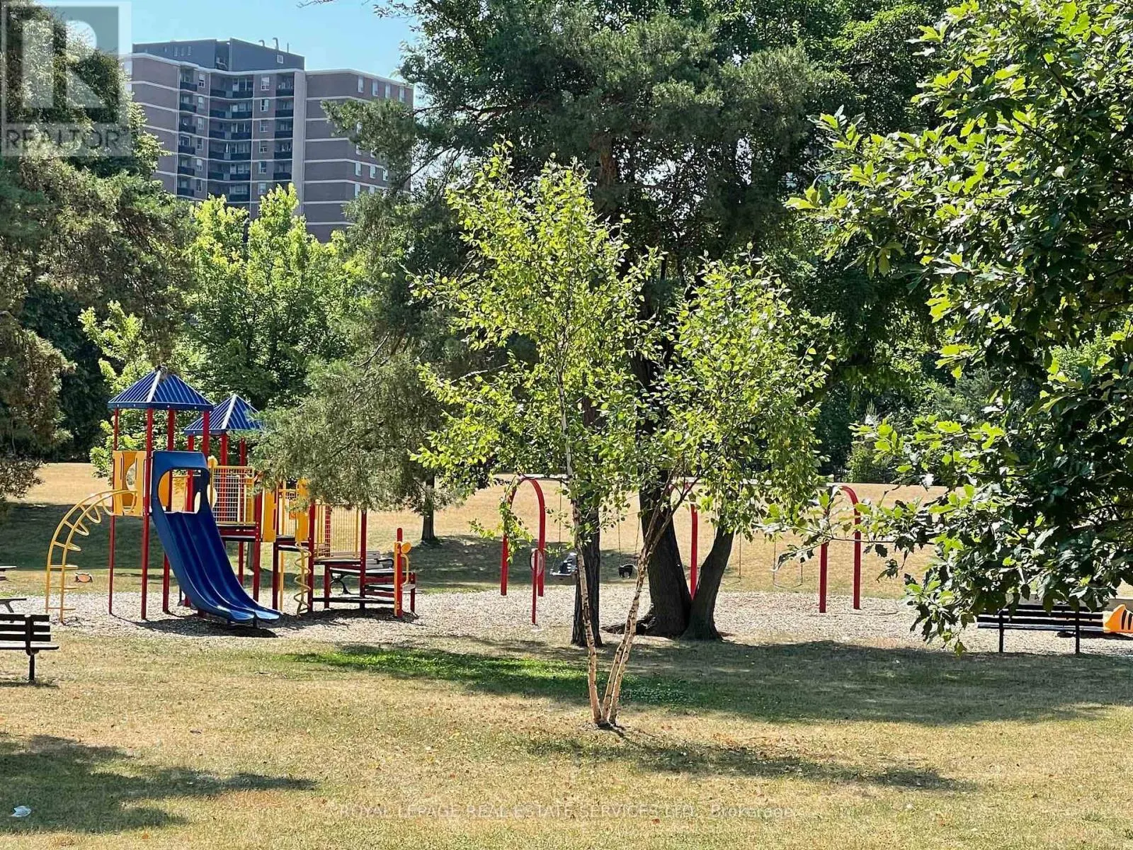 704 - 95 LA ROSE AVENUE