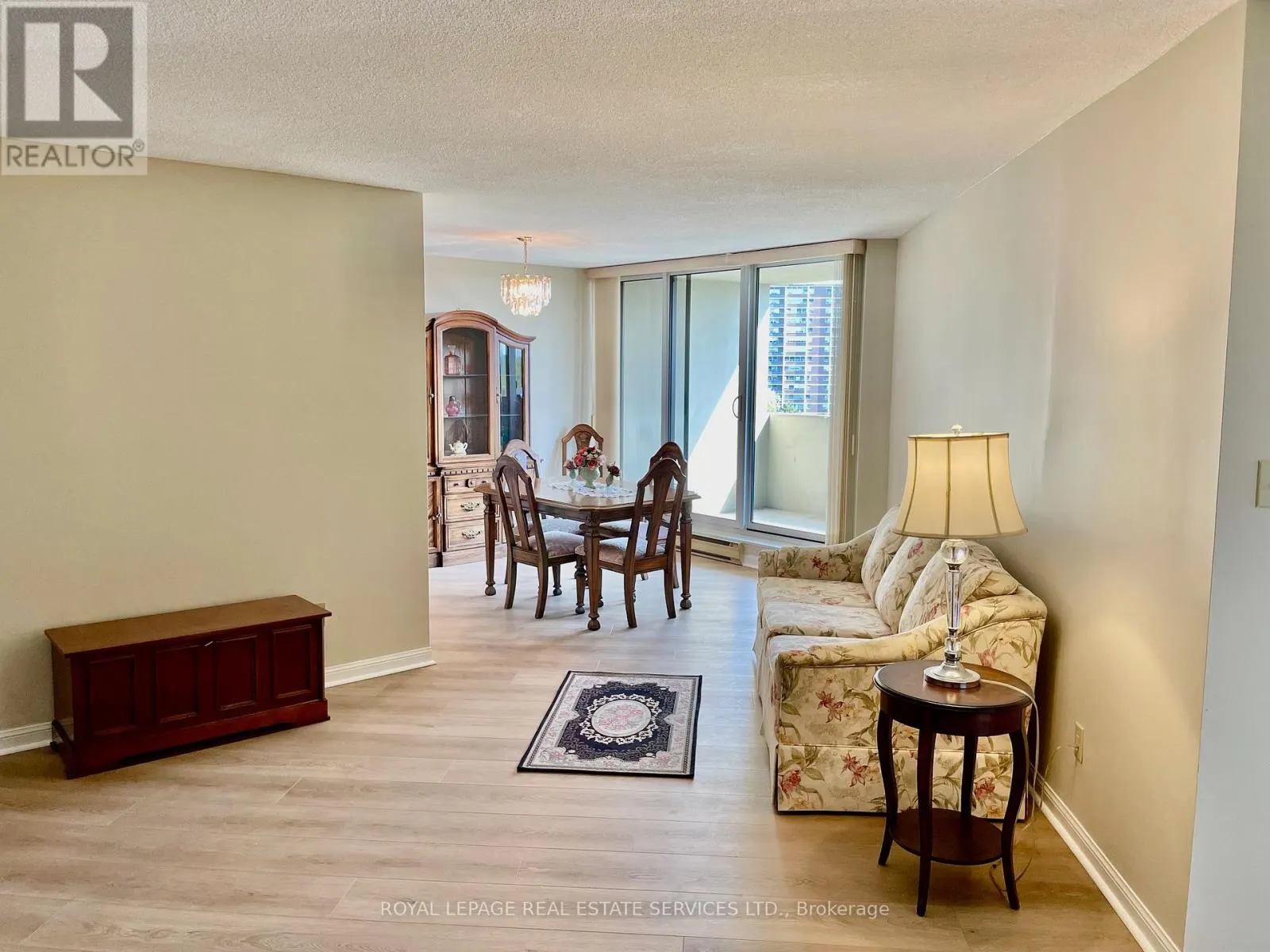 704 - 95 LA ROSE AVENUE