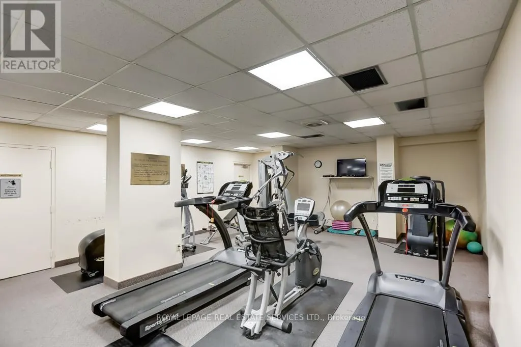 704 - 95 LA ROSE AVENUE