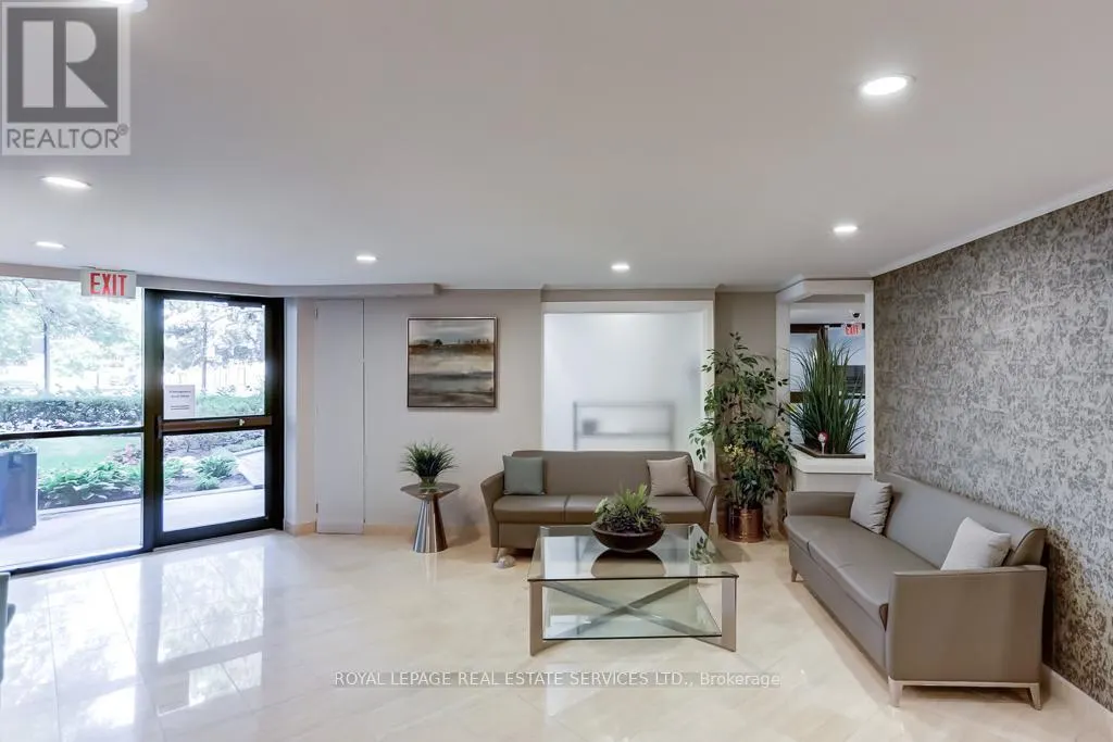 704 - 95 LA ROSE AVENUE