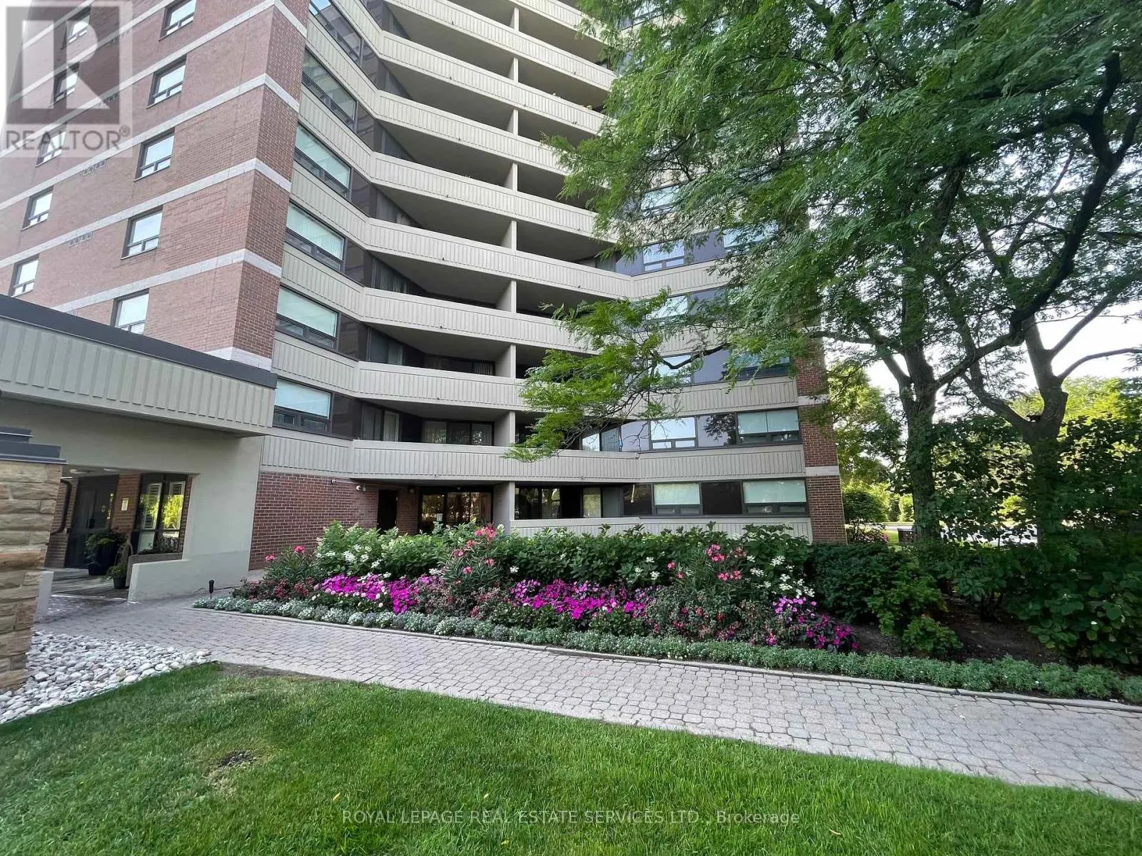 704 - 95 LA ROSE AVENUE