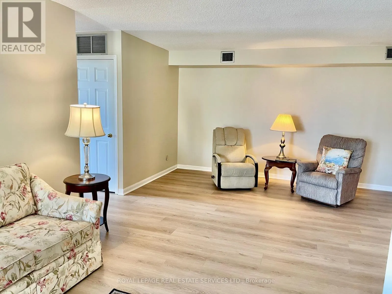 704 - 95 LA ROSE AVENUE