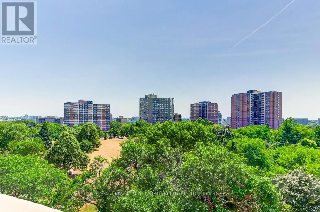 704 - 95 LA ROSE AVENUE