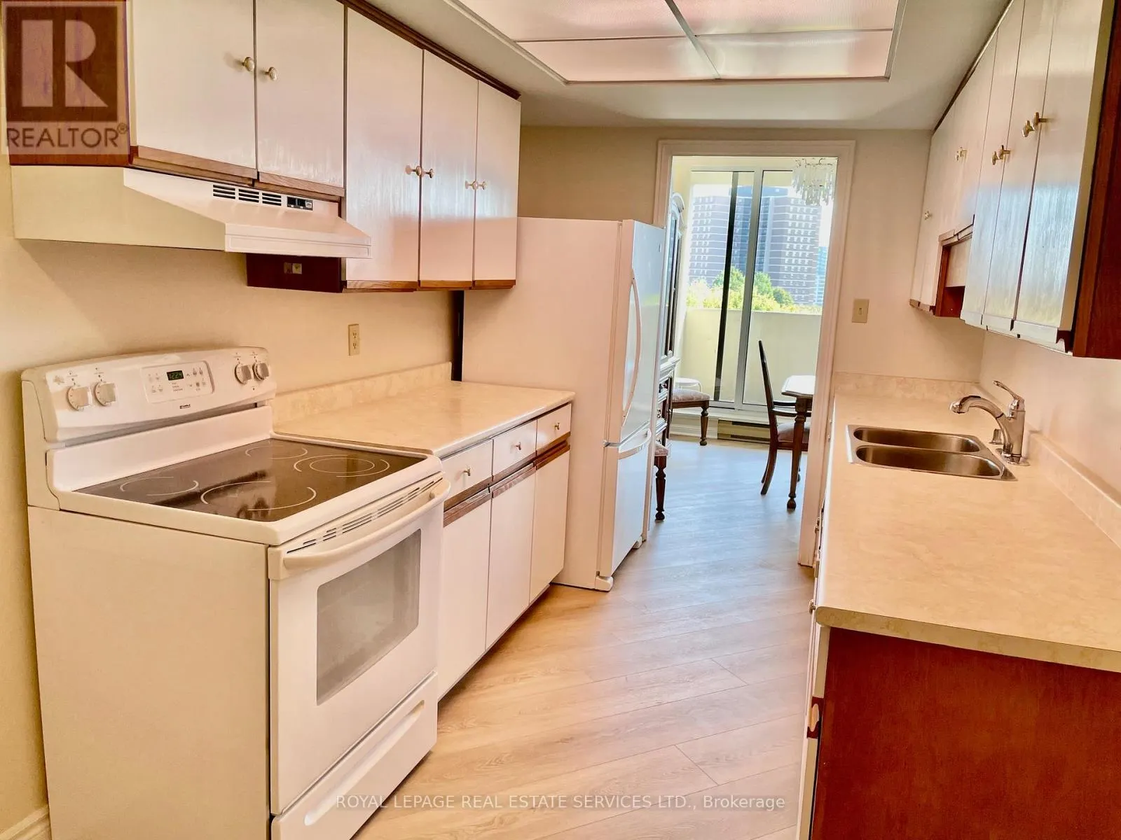 704 - 95 LA ROSE AVENUE