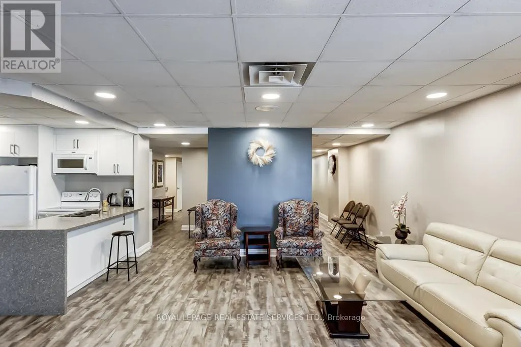 704 - 95 LA ROSE AVENUE