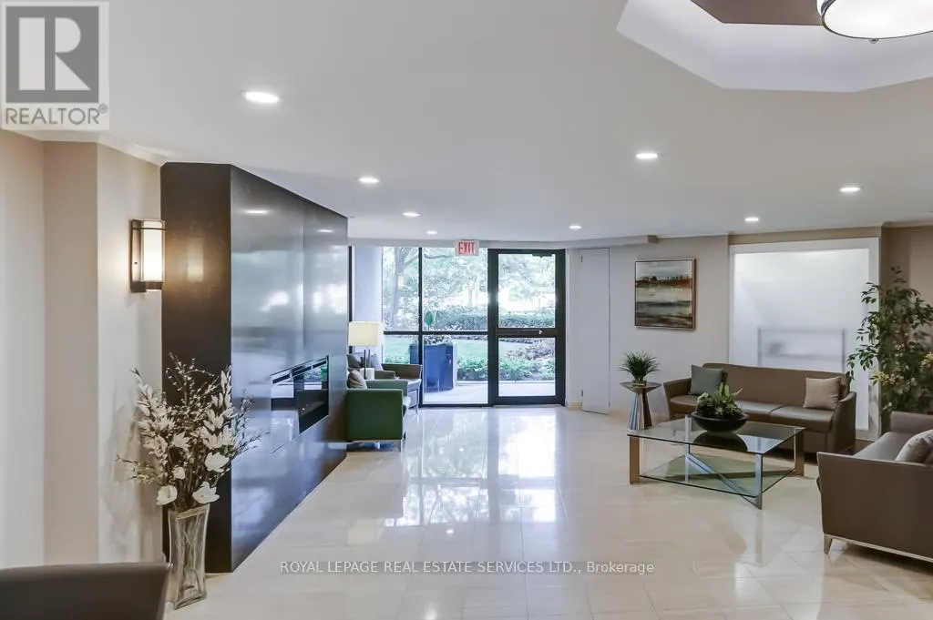 704 - 95 LA ROSE AVENUE