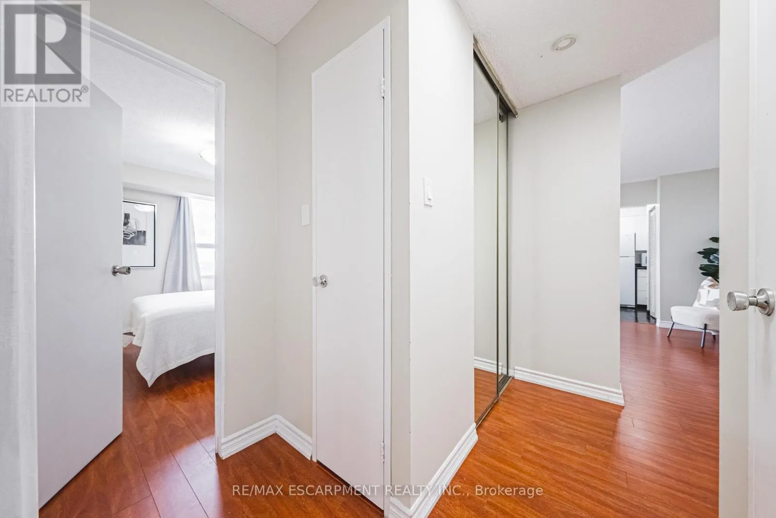 1206 - 2055 UPPER MIDDLE ROAD