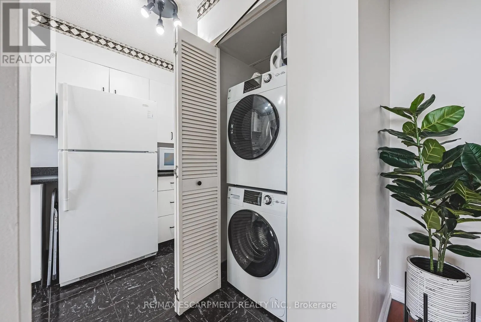 1206 - 2055 UPPER MIDDLE ROAD