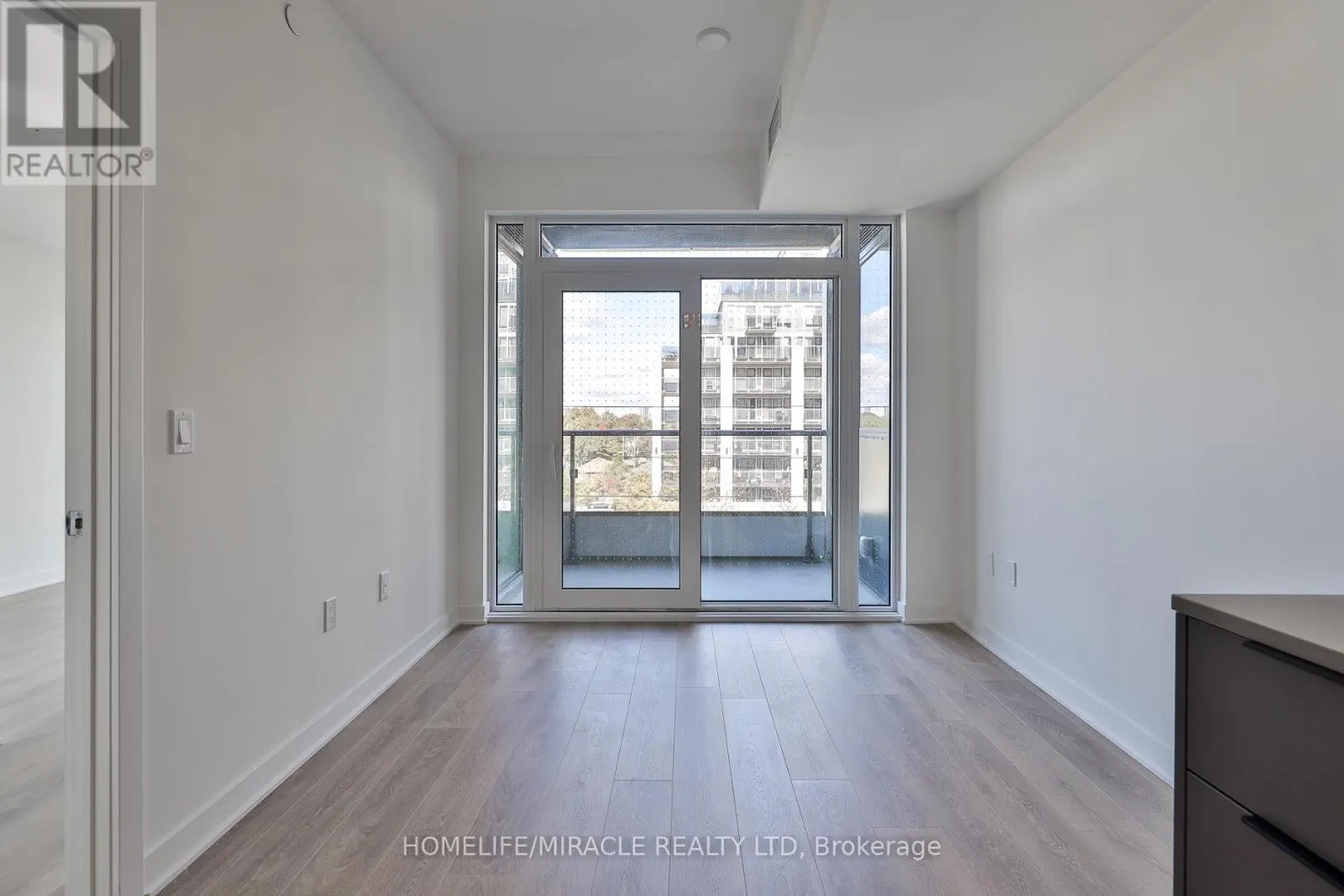 317 - 1007 THE QUEENSWAY