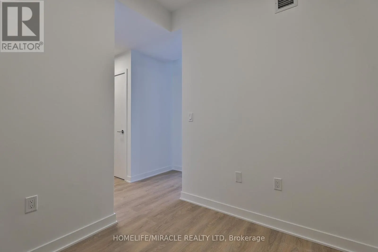 317 - 1007 THE QUEENSWAY