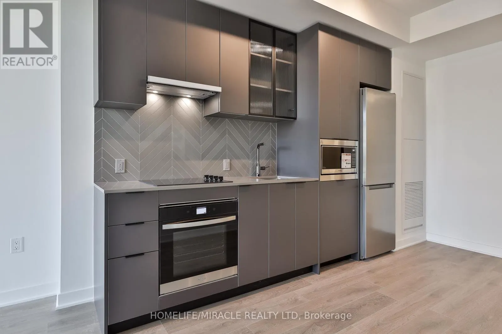 317 - 1007 THE QUEENSWAY