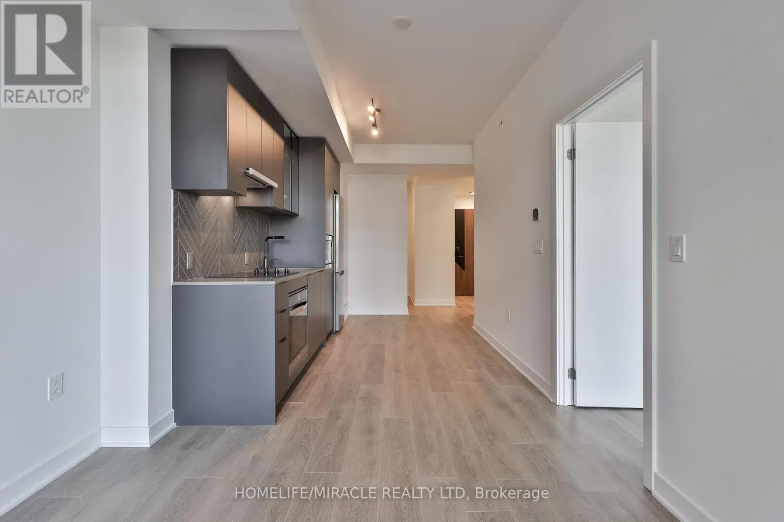 317 - 1007 THE QUEENSWAY