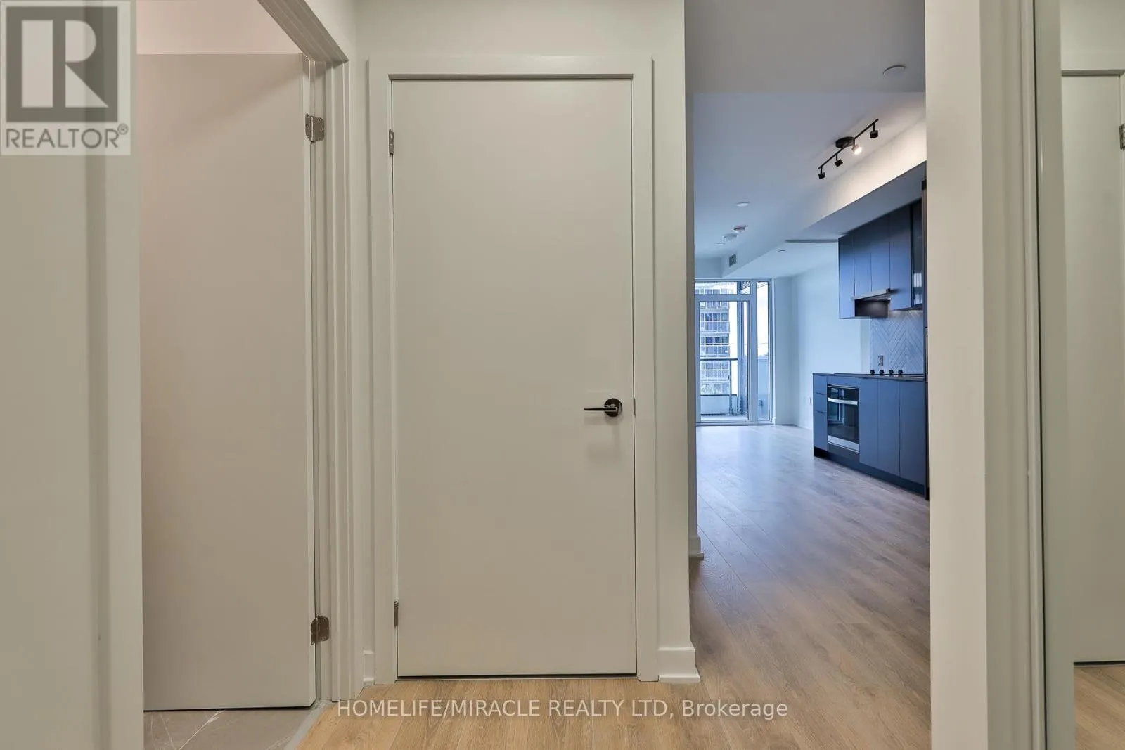 317 - 1007 THE QUEENSWAY