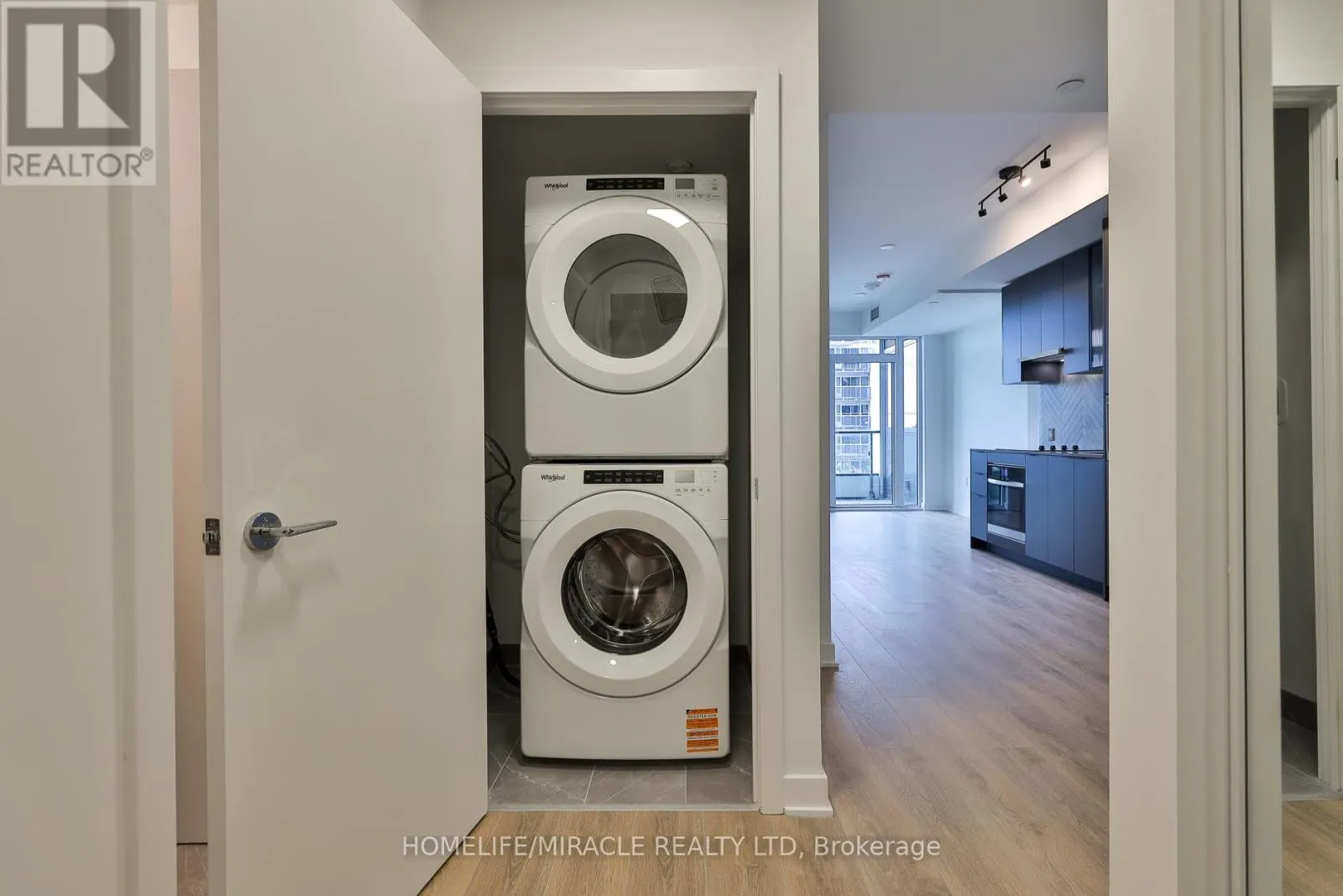 317 - 1007 THE QUEENSWAY