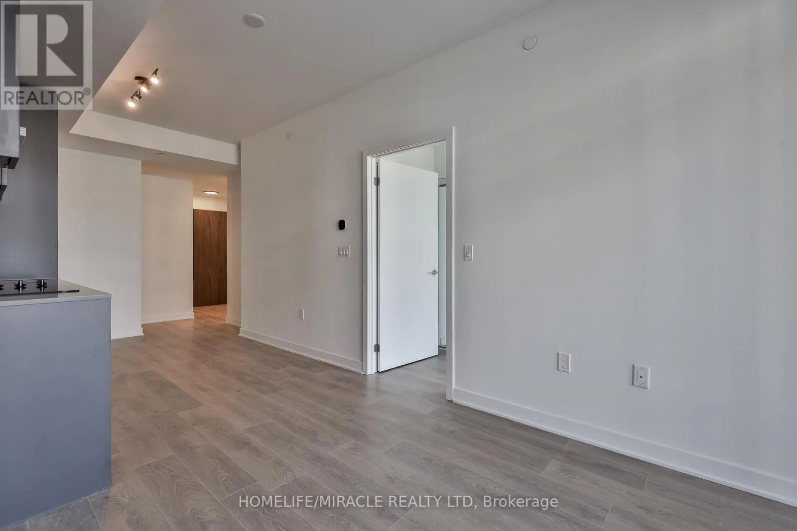 317 - 1007 THE QUEENSWAY