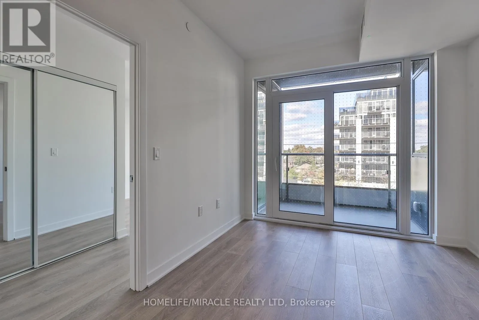 317 - 1007 THE QUEENSWAY