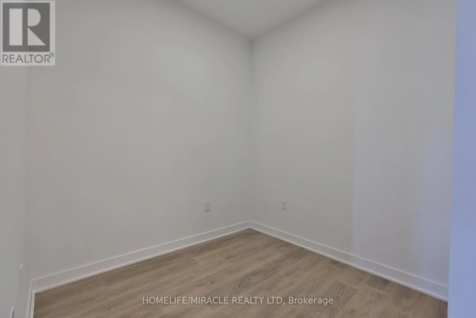 317 - 1007 THE QUEENSWAY