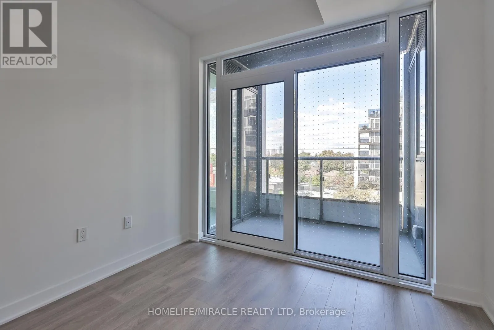 317 - 1007 THE QUEENSWAY