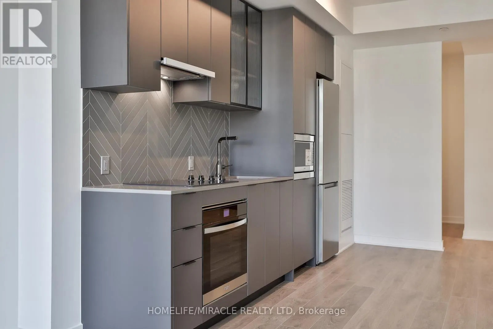 317 - 1007 THE QUEENSWAY