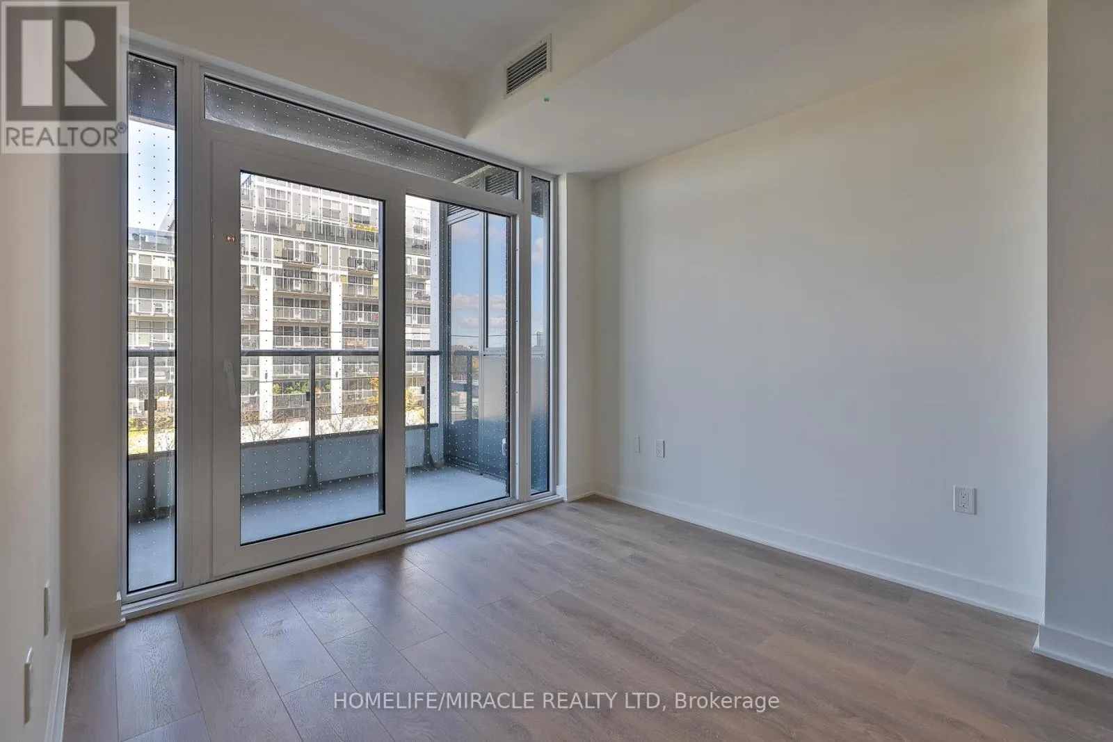 317 - 1007 THE QUEENSWAY